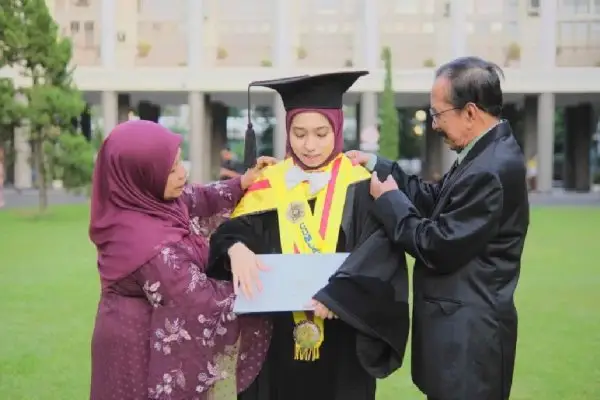 Kisah Keberhasilan Dewi Agustiningsih: Lulus S3 dari UGM di Umur 26 Tahun, Kini Menjadi Dosen di ITB