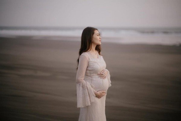 7 Fotografi Kehamilan Aaliyah Massaid yang Menawan di Bali, Romantis di tepi Pantai!