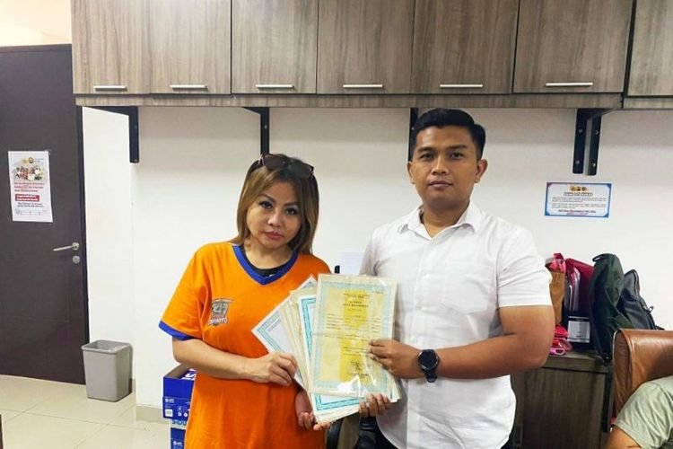 Jan Hwa Diana Serahkan Ijazah & Dokumen Mantan Karyawan ke Polda Jatim